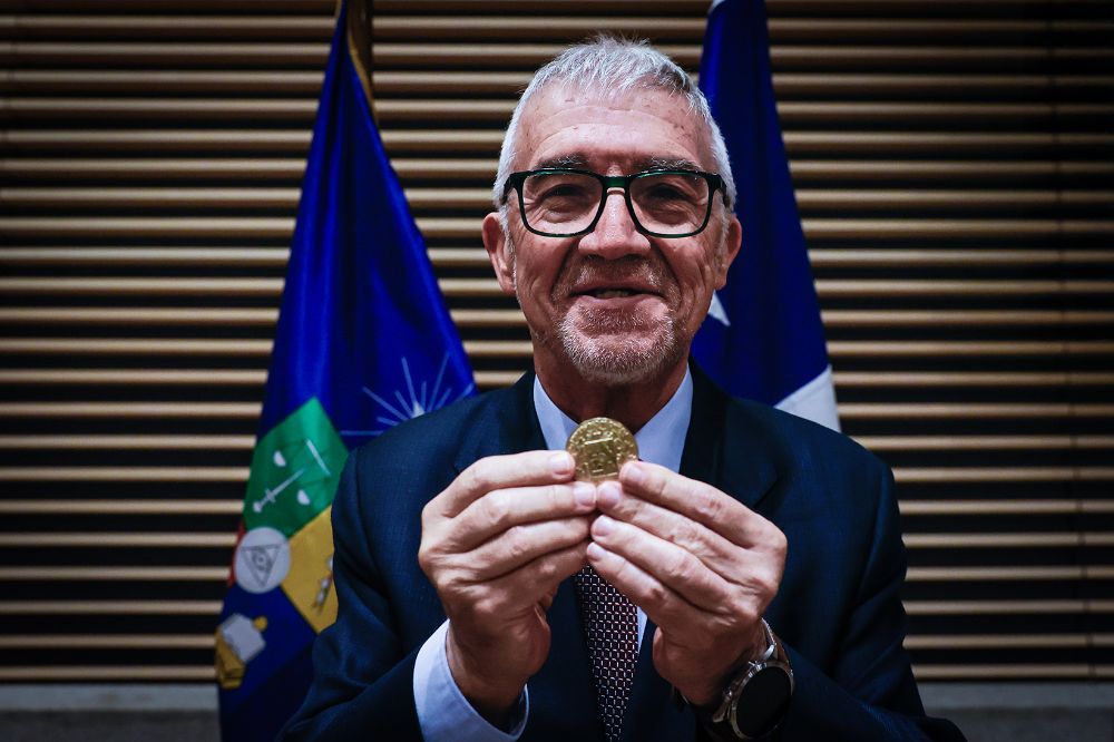 Mateo Valero es pionero en supercomputación, catedrático de la Universidad Politécnica de Cataluña desde 1983 y fundador del Barcelona Supercomputing Center (BSC). Ha mantenido una colaboración estrecha con la Casa de Bello desde 2011, facilitando la participación de la Universidad de Chile en importantes proyectos europeos o su apoyo para fortalecer el NLHPC.